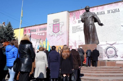 У Чернівцях квітами та співом вшанували Шевченка (ФОТО)