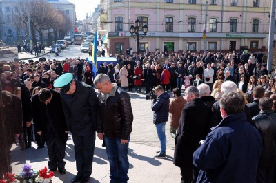 У Чернівцях квітами та співом вшанували Шевченка (ФОТО)