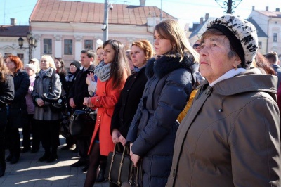 У Чернівцях квітами та співом вшанували Шевченка (ФОТО)