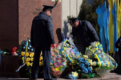 У Чернівцях квітами та співом вшанували Шевченка (ФОТО)