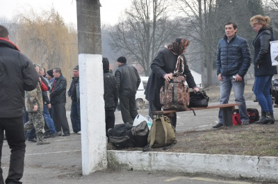 З Чернівців відправили 70 буковинців на військові навчання (ФОТО)