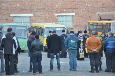 З Чернівців відправили 70 буковинців на військові навчання (ФОТО)