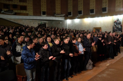 У Чернівцях після перегляду фільму про "кіборгів" глядачі влаштували овації та заспівали гімн (ФОТО)