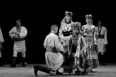 На виставі театру "Голос" чернівецькі глядачі задарували акторів квітами (ФОТО)