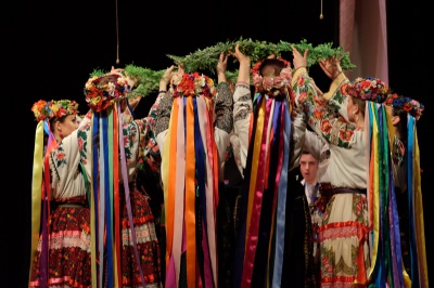 На виставі театру "Голос" чернівецькі глядачі задарували акторів квітами (ФОТО)