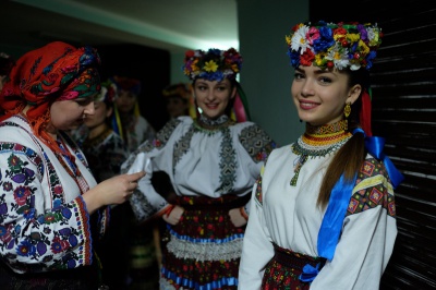 На виставі театру "Голос" чернівецькі глядачі задарували акторів квітами (ФОТО)