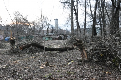 У Чернівцях частину скверу біля аеропорту обгородили парканом (ФОТО)