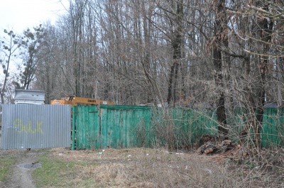 У Чернівцях частину скверу біля аеропорту обгородили парканом (ФОТО)