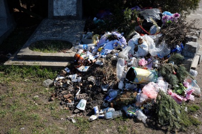 Кладовище на вулиці Зеленій у Чернівцях прибиратимуть учні (ФОТО)