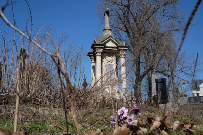 Кладовище на вулиці Зеленій у Чернівцях прибиратимуть учні (ФОТО)