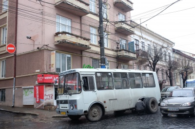 У Чернівцях в автобуса на ходу відлетіло колесо