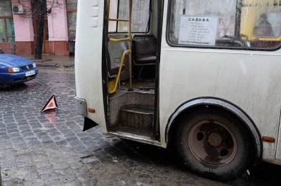 У Чернівцях в автобуса на ходу відлетіло колесо