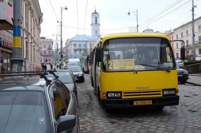 У центрі Чернівців затор: не розминулись автобус і вантажівка (ФОТО)