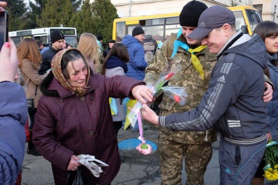 У Чернівцях з квітами та оркестром зустріли понад 200 військових із зони АТО (ФОТО)