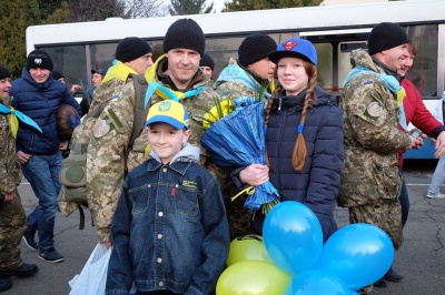 У Чернівцях з квітами та оркестром зустріли понад 200 військових із зони АТО (ФОТО)