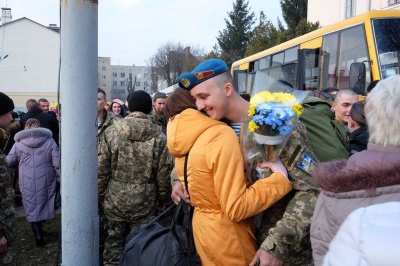 У Чернівцях з квітами та оркестром зустріли понад 200 військових із зони АТО (ФОТО)