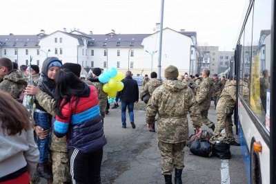 У Чернівцях з квітами та оркестром зустріли понад 200 військових із зони АТО (ФОТО)