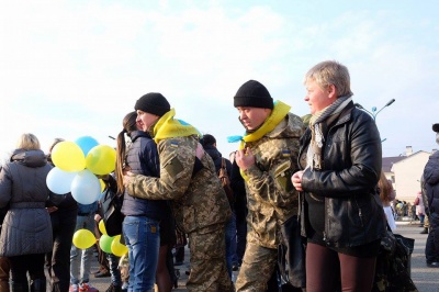 У Чернівцях з квітами та оркестром зустріли понад 200 військових із зони АТО (ФОТО)