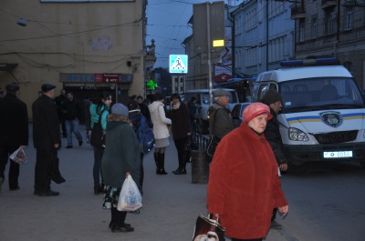 Біля кінотеатру "Чернівці" працюють рятувальники. Шукають бомбу?