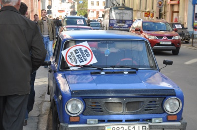 Студенти, які в Чернівцях розліплювали наліпки на авто, самі стали порушниками, - ДАІ