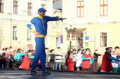 Сотні чернівчан провели ранкову зарядку заради благодійності (ФОТО)