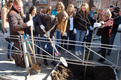 Мер Чернівців з моделями садив дерева (ФОТО)