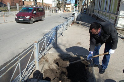 Мер Чернівців з моделями садив дерева (ФОТО)