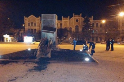 У Харкові за ніч "впали" три пам'ятники комунізму (ВІДЕО)