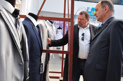 Посол Угорщини на Калинівському ринку вибирав собі куртку та костюм (ФОТО)