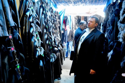 Посол Угорщини на Калинівському ринку вибирав собі куртку та костюм (ФОТО)