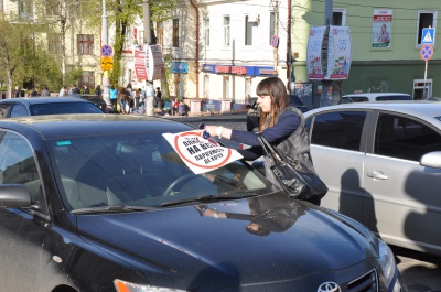 Чернівецькі студенти "маркували" неправильно припарковані авто (ФОТО)