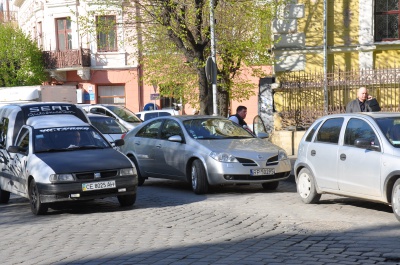 Чернівецькі студенти "маркували" неправильно припарковані авто (ФОТО)