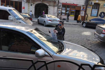 Чернівецькі студенти "маркували" неправильно припарковані авто (ФОТО)