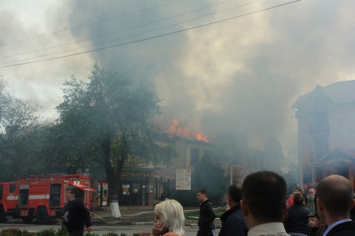 Жахлива пожежа в Сокирянах знищила торговий центр екс-керівника РДА (ФОТО)