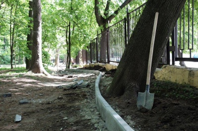 У парку Чернівців облаштовують бігову доріжку (ФОТО)