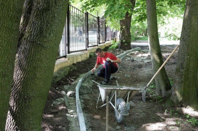У парку Чернівців облаштовують бігову доріжку (ФОТО)