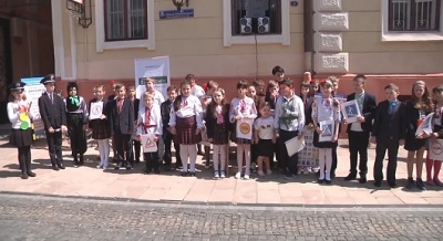 Чернівецькі школярі віршами розповідали про безпеку руху