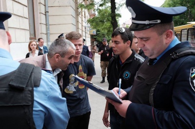 У Чернівцях молодики без документів фарбували паркан і збирали з людей гроші (ФОТО)