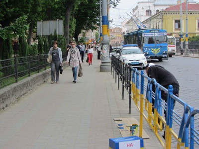 У Чернівцях молодики без документів фарбували паркан і збирали з людей гроші (ФОТО)