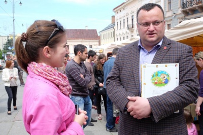 У центрі Чернівців купують буковинські книги та вироби ручної роботи (ФОТО)