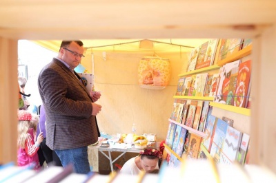 У центрі Чернівців купують буковинські книги та вироби ручної роботи (ФОТО)