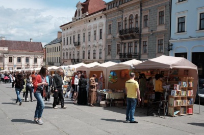 У центрі Чернівців купують буковинські книги та вироби ручної роботи (ФОТО)