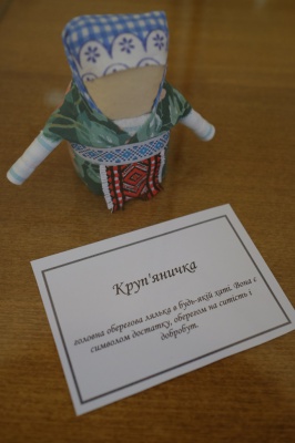 Майстриня із Чернівців робить ляльки-обереги, які відправляють чоловікам на війну (ФОТО)