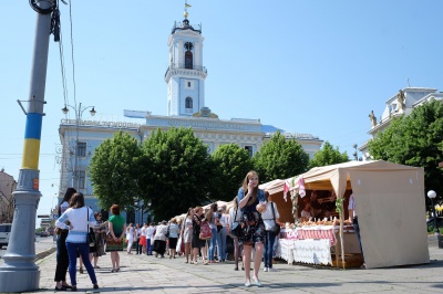 У Чернівцях продають торти у вигляді вишиванок та українського прапора (ФОТО)