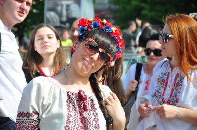 Буковинці у вишиванках утворили герб України під вигуки "Майбутнє - у моїх руках" (ФОТО)