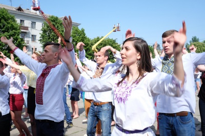 Буковинці у вишиванках утворили герб України під вигуки "Майбутнє - у моїх руках" (ФОТО)