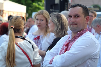 Буковинці у вишиванках утворили герб України під вигуки "Майбутнє - у моїх руках" (ФОТО)