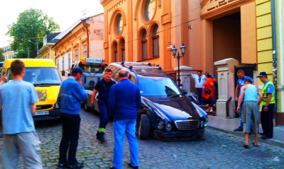 П’яні молодики в Чернівцях розтрощили "Мерседес", ледь не в’їхали в синагогу і понівечили "буси" (ФОТО)