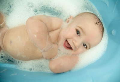 Як правильно купати малюка
