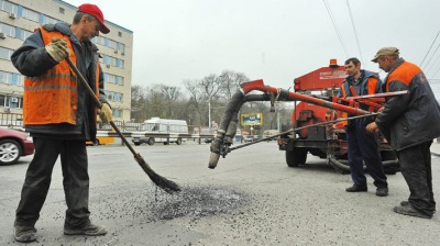 На центральних дорогах Буковини залатали ями